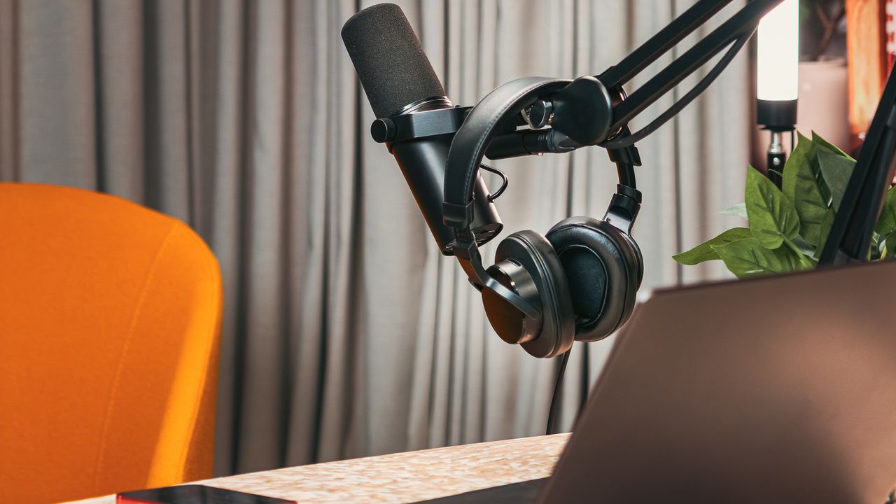 غلاف بصري تعبيري لدورة كتابة المحتوى للمنصات الرقمية