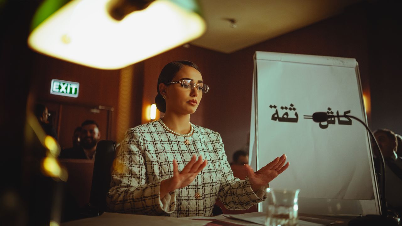 غلاف بصري تعبيري لدورة فن الإلقاء والعرض